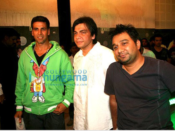 shahrukh khan meets akshay kumar on the sets of blue 6