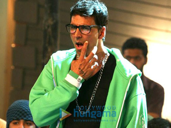 shahrukh khan meets akshay kumar on the sets of blue 13