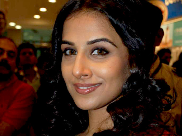 vidya balan promotes paa at croma store 7