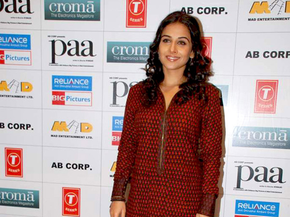 vidya balan promotes paa at croma store 9