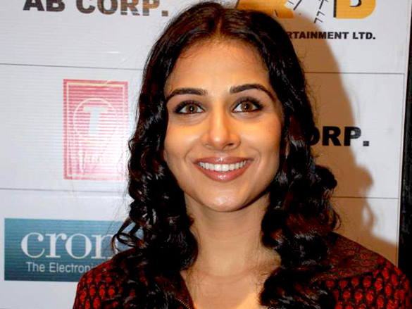 vidya balan promotes paa at croma store 10