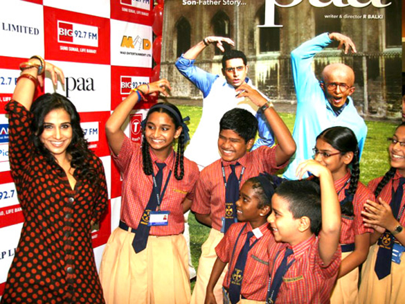 vidya balan promotes paa on big fm with school children 5