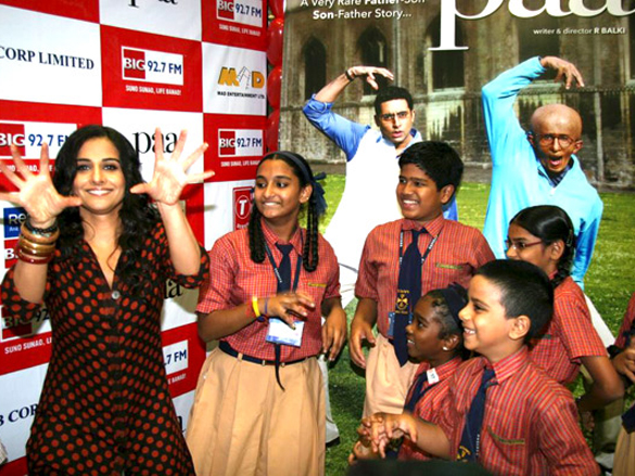 vidya balan promotes paa on big fm with school children 6