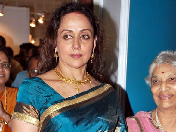 hema malini graces art exhibition 2