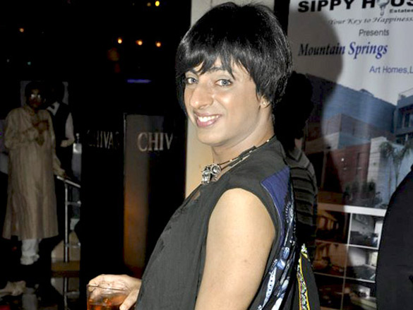 zeenat aman and amrita rao walk the ramp for beti cause 23