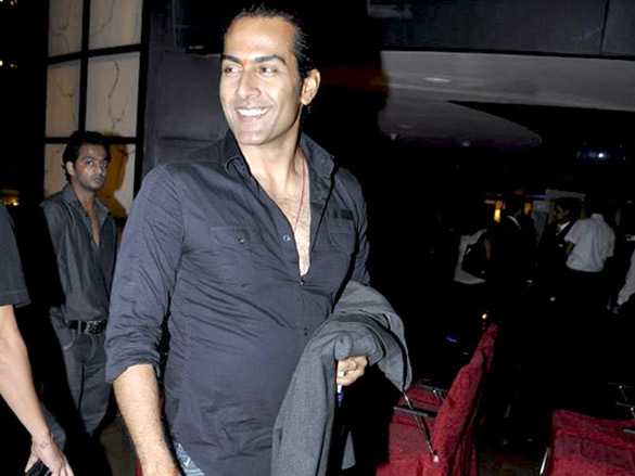 zeenat aman and amrita rao walk the ramp for beti cause 30