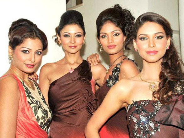 archana kocchar showcase her collection with top models at zoya 3