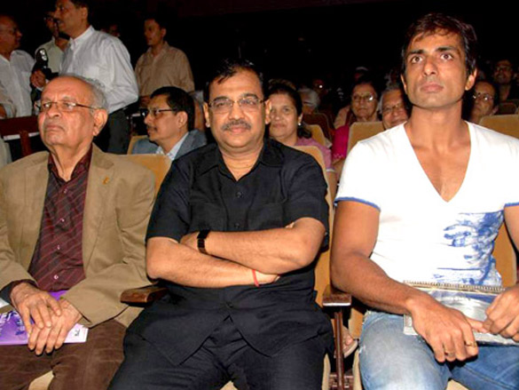 sonu sood omi and abhijeet at giants fund raiser 4