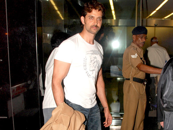 hrithik roshan leaves for new york kites premiere with parents 4