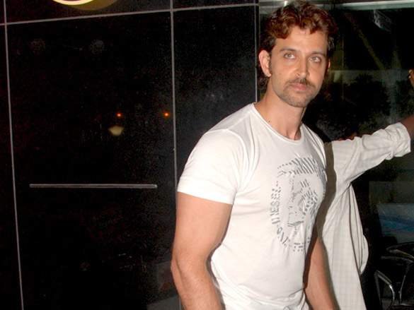 hrithik roshan leaves for new york kites premiere with parents 6