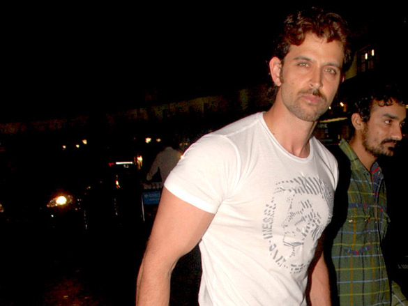 hrithik roshan leaves for new york kites premiere with parents 7