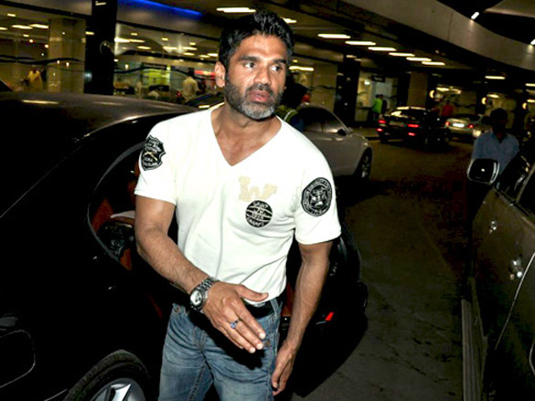 sunil shetty and imtiaz ali spotted at international airport 9