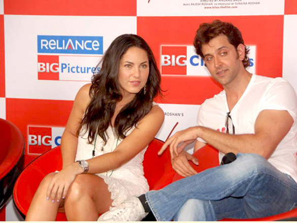 hrithik roshan promotes kites at r city 6