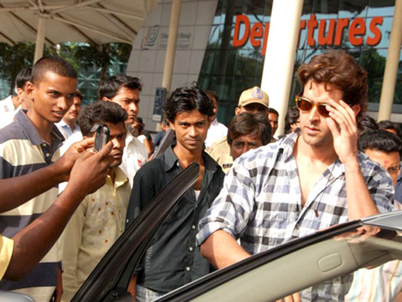 hrithik barbara and rakesh roshan arrive after kites promotion in kolkata 5