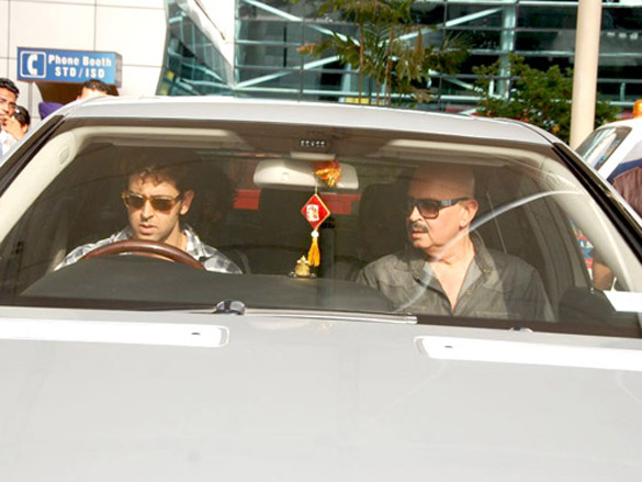 hrithik barbara and rakesh roshan arrive after kites promotion in kolkata 7