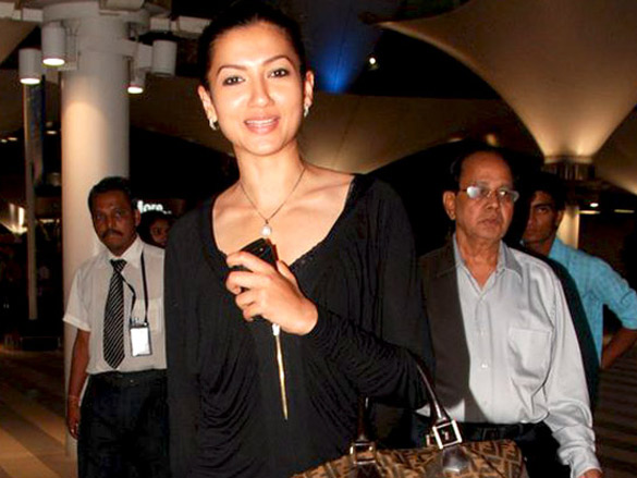 salman riteish and sohail arrive back from iifa sri lanka 10
