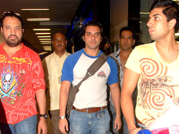 salman riteish and sohail arrive back from iifa sri lanka 22