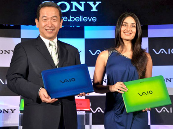 kareena kapoor unveils latest sony viao series laptop 2