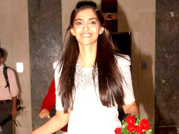 sonam kapoor promotes aisha at fever 104 fm 11