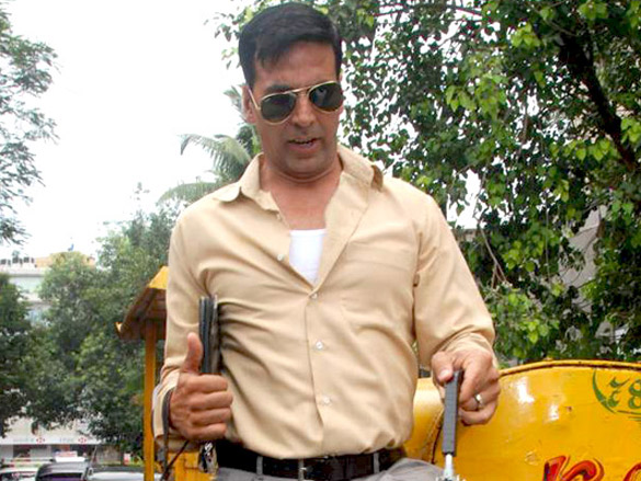 akshay kumar promotes khatta meetha by inspecting the roads of mumbai 5