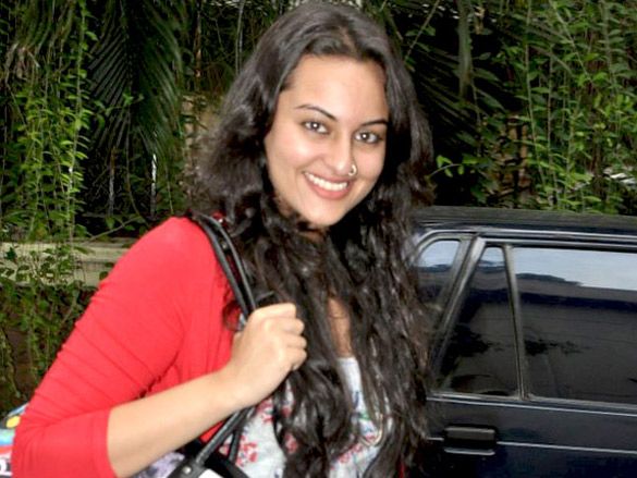 salman khan and sonakshi sinha at tere bin laden screening 3