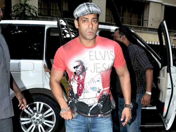 salman khan and sonakshi sinha at tere bin laden screening 8