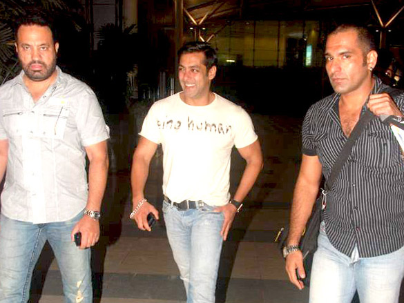 salman with dabangg team spotted at the airport 3