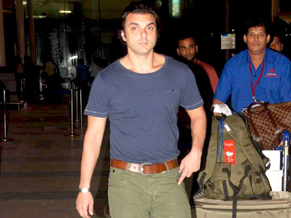 salman with dabangg team spotted at the airport 6