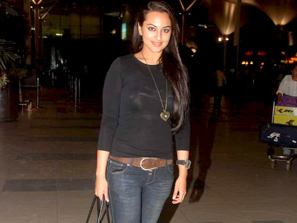 salman with dabangg team spotted at the airport 8