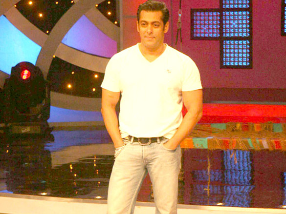 salman khan promotes dabangg on zee singing superstar 3