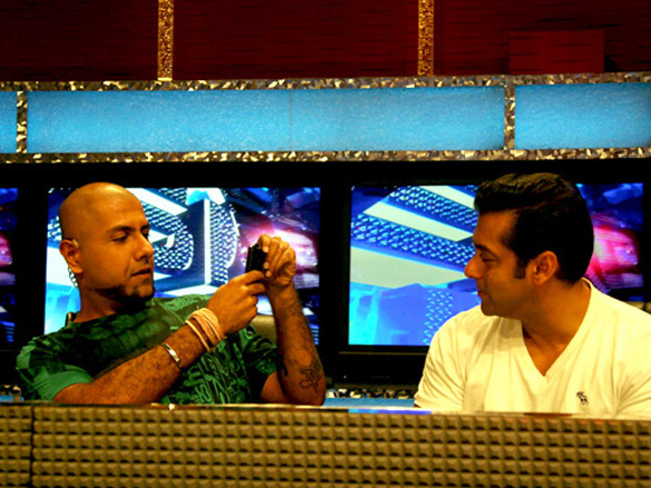 salman khan promotes dabangg on zee singing superstar 4