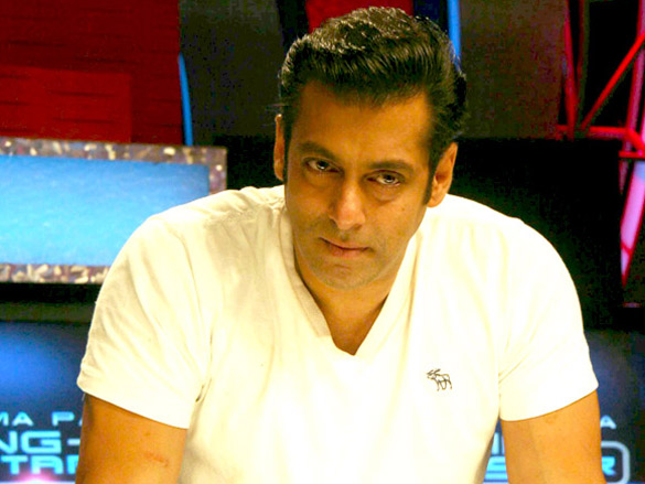 salman khan promotes dabangg on zee singing superstar 5