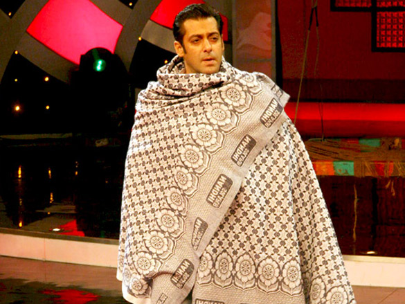 salman khan promotes dabangg on zee singing superstar 6