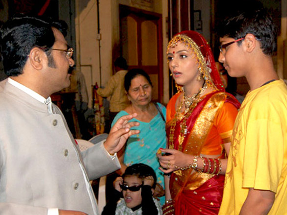 on the sets of dus tola 2