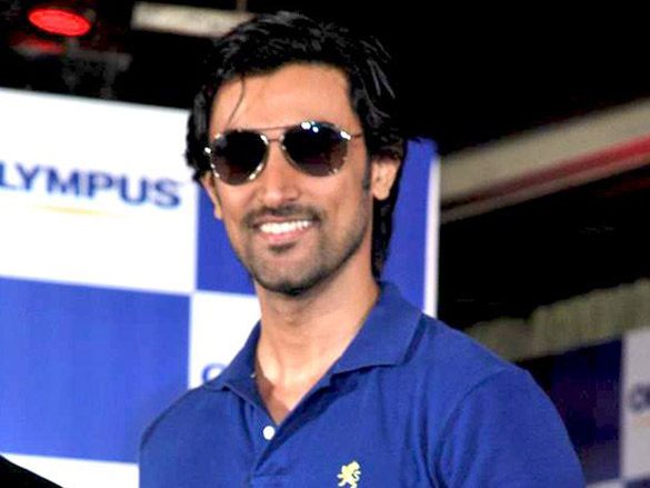 kunal kapoor with top models launches new olympus camera 5
