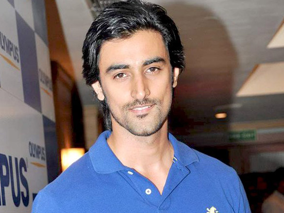 kunal kapoor with top models launches new olympus camera 8
