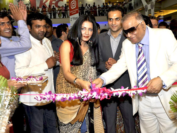 celina jaitly inaugurates jashn store 3