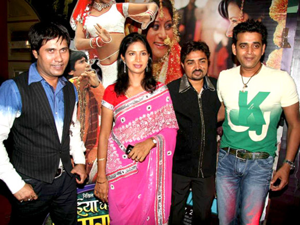ravi kissen at the premiere of bhojpuri film bhaiya je sasurai mein 2