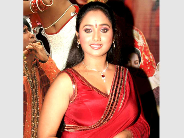 ravi kissen at the premiere of bhojpuri film bhaiya je sasurai mein 11