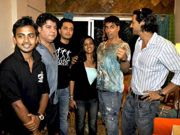 akshay arjun and ritesh visit housefull contest winners house 3