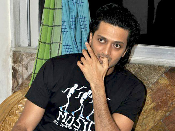 akshay arjun and ritesh visit housefull contest winners house 9