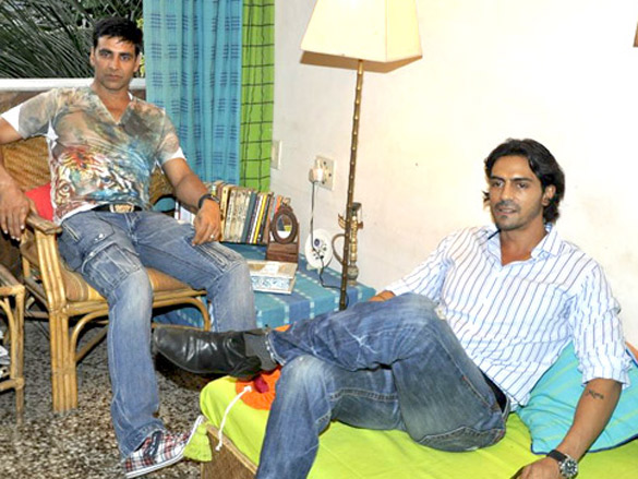 akshay arjun and ritesh visit housefull contest winners house 10