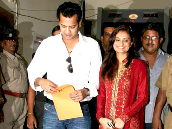 rahul mahajan and dimpy get their marriage certificate 5