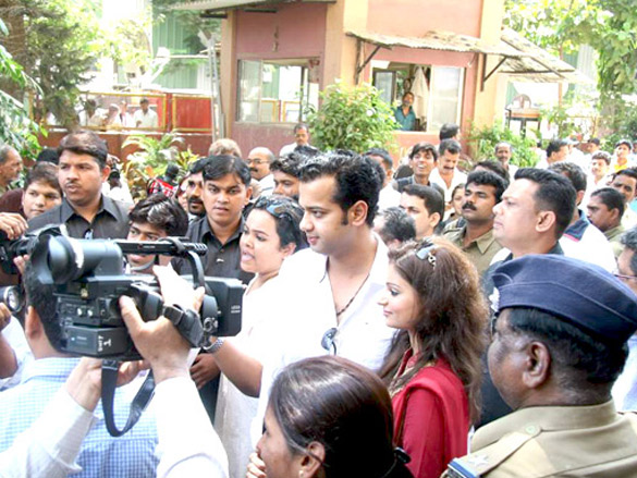 rahul mahajan and dimpy get their marriage certificate 8