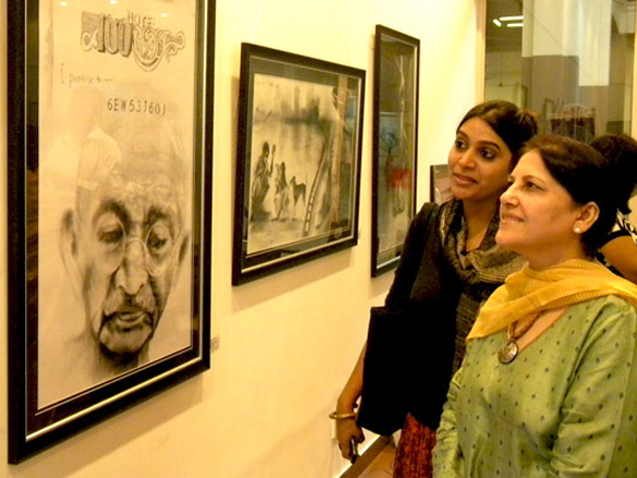 sushmita sen launches charcoal exhibition by gautam patole 21