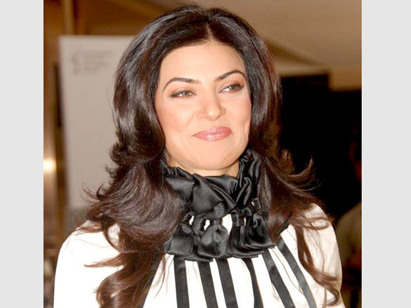 sushmita sen unveils the 30 finalists of i am she 2010 13
