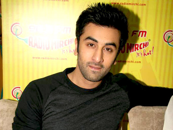 katrina and ranbir promote raajneeti on radio mirchi 98 3 fm 5