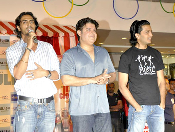 arjun ritesh and sajid promote housefull at infinity mall 3