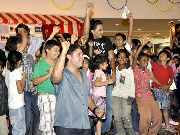 arjun ritesh and sajid promote housefull at infinity mall 5