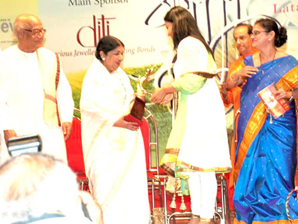 kajol receives dinanath mangeshkar puraskar award 3